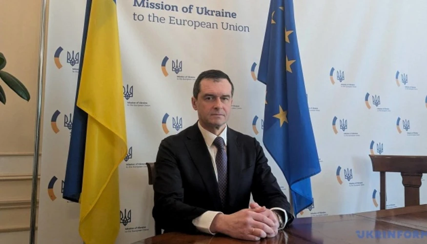 Документ указу №632/2026 на тлі прапорів України та ЄС