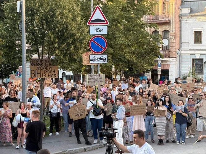 Учасники мирних мітингів у різних містах України тримають плакати та скандують гасла на підтримку Михайла Федорова