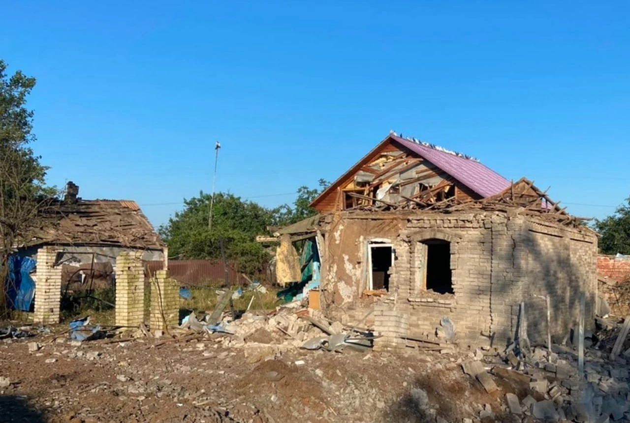 Пошкоджені багатоквартирні будинки та приватні домоволодіння у Донецькій області після обстрілів 27 липня