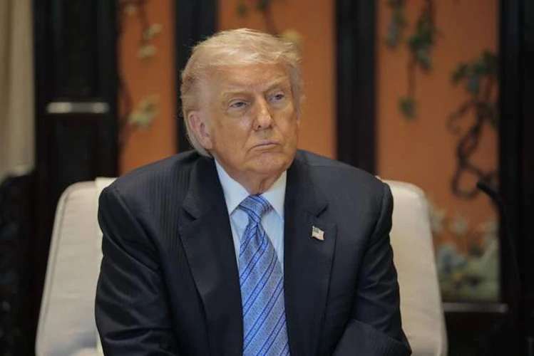Дональд Трамп спілкується з журналістами на борту Air Force One