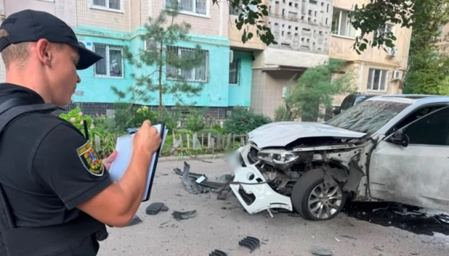 Пошкоджений автомобіль у дворі багатоповерхівки на вулиці Семена Палія в Одесі (фото Поліції Одещини)