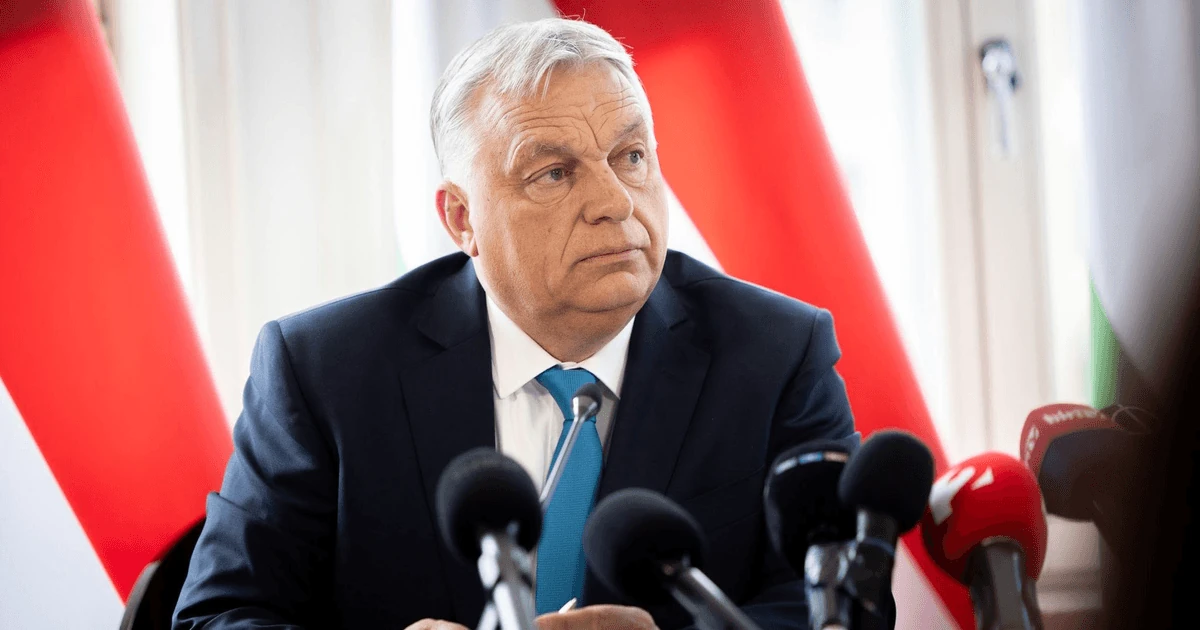 Державний урядовий або парламентський будинок в Угорщині з угорським прапором як символ створення нового антикорупційного
