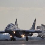 Польські винищувачі МіГ-29 та авіатехніка на військовому летовищі
