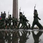 Спалена російська військова техніка на тлі поля бою (ілюстративне фото Associated Press)