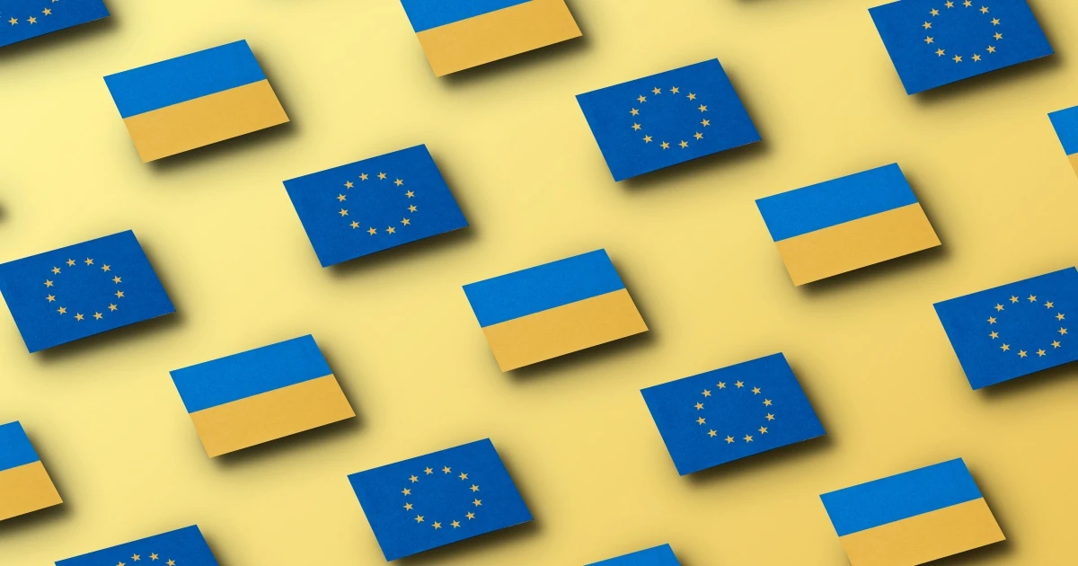 Прем'єр-міністр України Сергій Корецький та логотип ЄС на тлі повідомлення про транш