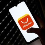 Логотип AliExpress на тлі прапорів ЄС