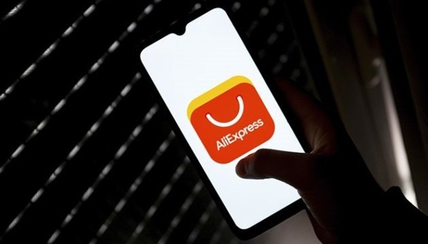Логотип AliExpress на тлі прапорів ЄС