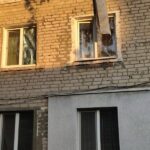 Пошкоджені внаслідок ракетного удару двоповерхові багатоквартирні будинки у селищі Шевченкове