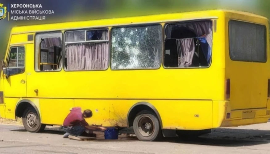 Удар дрона по маршрутці в Херсоні: п’ятеро постраждалих, справу відкрито за статтею 438 КК