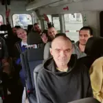 Звільнені українські військовослужбовці Збройних сил і Національної гвардії України під час повернення додому 24 серпня 2026