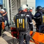 Пошкоджена будівля найбільшого торговельного центру Кривого Рогу після удару 21 серпня, пожежа всередині та рятувальні служби