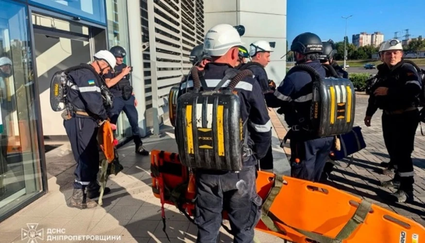 Пошкоджена будівля найбільшого торговельного центру Кривого Рогу після удару 21 серпня, пожежа всередині та рятувальні служби