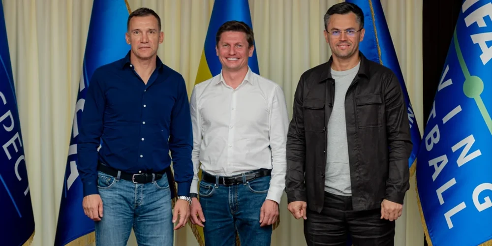Андрій Шевченко, Андрій Артюхов та Артем Стоянов під час оголошення партнерства VUSO та УАФ