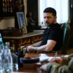 Житель Києва гуляє із собакою, підсвічуючи собі дорогу ліхтариком під час відключення електроенергії після ударів російських