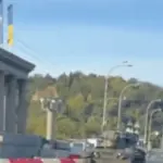 Кадри з відео, на яких видно військову техніку, схожу на зенітний ракетний комплекс Gepard, на одному з київських мостів