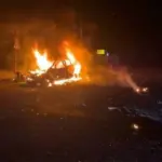 Нічне небо над українським містом під час удару безпілотниками типу Shahed