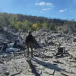 Наслідки авіаударів у Словʼянській громаді, пошкоджені будинки та автомобілі