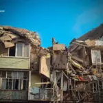Скриншот відео моменту влучання російської ракети у п'ятиповерхівку в одному з мікрорайонів Прилук