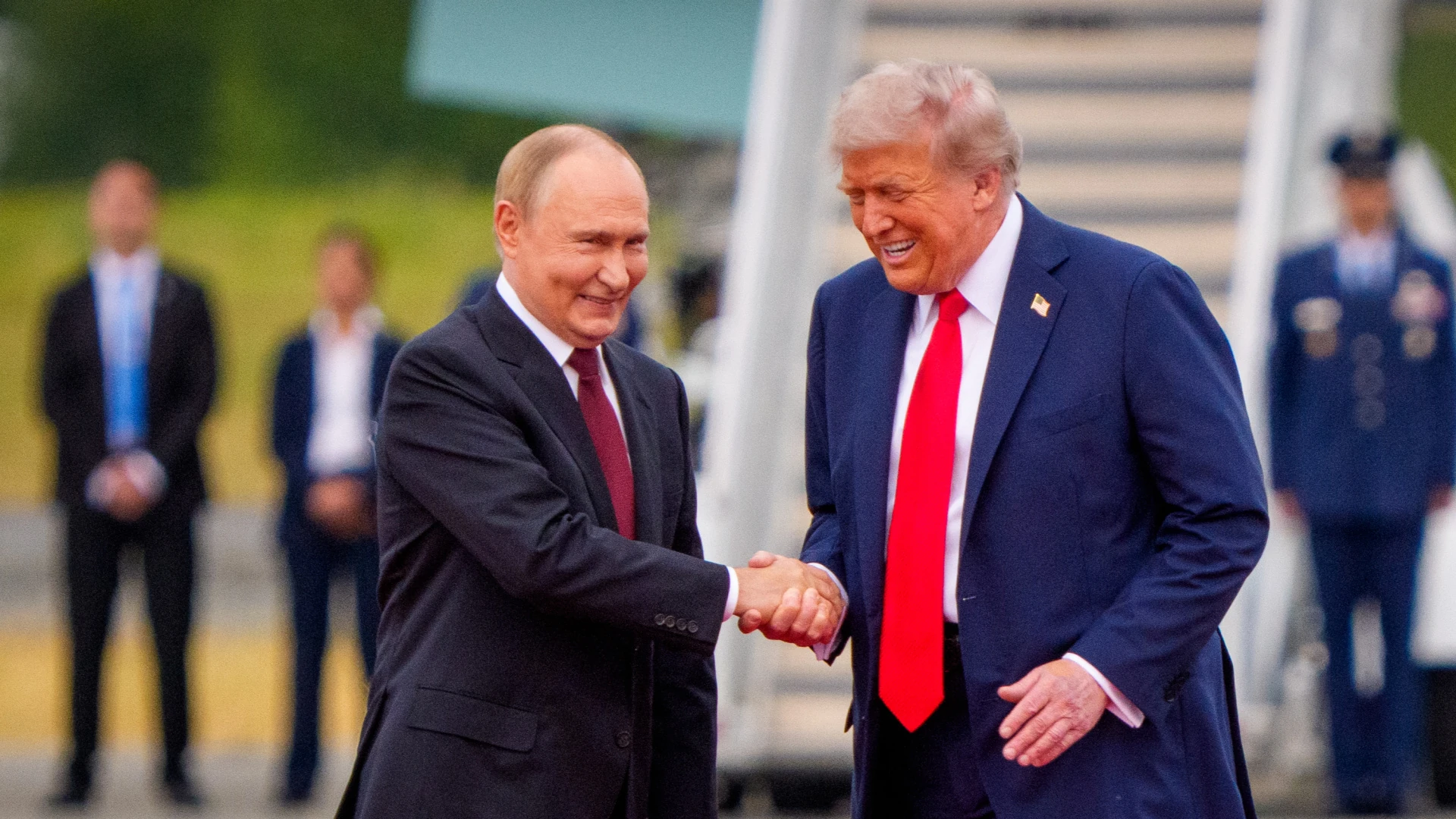 Володимир Путін і Дональд Трамп під час телефонної розмови (REUTERS/Kevin Lamarque)